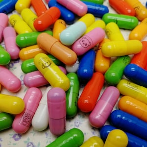 500 Stück mix Farbe wünschen Tier Pill Charm Kapsel mit leerer Papiernotiz innen, Kawaii glücklich geheime Liebe Pillenperle finden BP0053