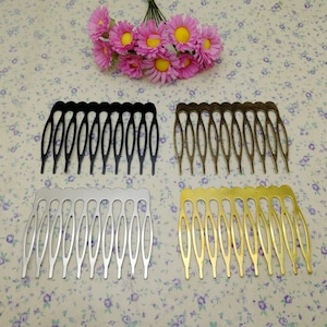 Pode incluir: Quatro pentes de cabelo em cores diferentes: preto, prata, bronze e dourado. Cada pente tem um design decorativo com dentes arredondados.