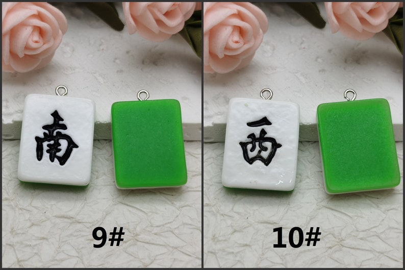 Puede incluir: Dos fichas de mahjong de cer&aacute;mica blanca y verde con caracteres chinos negros. La ficha de la izquierda tiene el car&aacute;cter "sur" y la ficha de la derecha tiene el car&aacute;cter "oeste". Las fichas est&aacute;n numeradas 9 y 10.