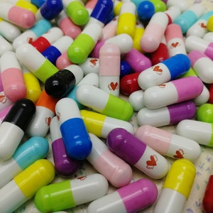 500 Stück Herz Flügel Wunsch Nachricht Pillenkapsel Charme mit leerer Papiernotiz im Inneren, Mix-Farbe geheime Liebesnote Pillenperle DIY finden BP0087