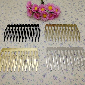 Pode incluir: Quatro pentes de cabelo em cores diferentes: preto, dourado, prata e bronze. Cada pente tem uma fileira de dentes com pontas arredondadas.