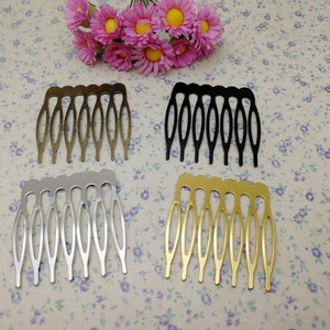 Pode incluir: Quatro pentes de cabelo em cores diferentes: prata, ouro, bronze e preto. Cada pente tem sete dentes.