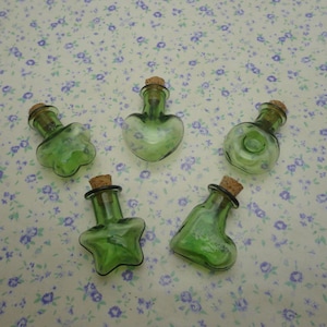 Mini bottiglia di vetro piccola di colore verde da 2/10 pezzi con tappo in sughero, fiala di vetro, ciondolo bottiglia di desiderio per festa di nozze, opzione 5 forme BB0021