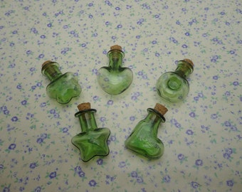 2/10 pieces green color small mini glass bottle with cork , glass jar vial wedding party wish bottle pendant charm , 5 shapes option BB0021