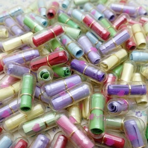 Ciondolo per capsula pillola con messaggio di auguri a forma di cuore di colore trasparente da 100 pezzi con nota di carta bianca in colori misti all'interno, ricerca segreta di perline di pillola d'amore, BP0105