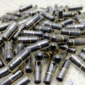 100 Stück klare Farbe Wunsch Nachricht Pillenkapsel Charme mit schwarzer Farbe Blankopapier Notiz im Inneren, geheime Liebesnotiz Pillenperle finden BP0106