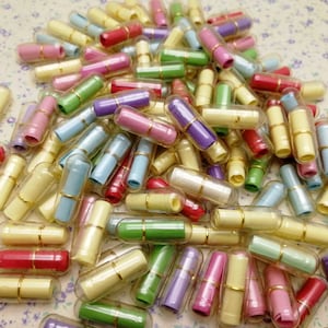 100 Stück klare Farbe Wunsch Nachricht Pillenkapsel Charme mit Mix Farbe blanko Papier Notiz im Inneren, geheime Liebe Notiz Pill Perle finden, bp0055