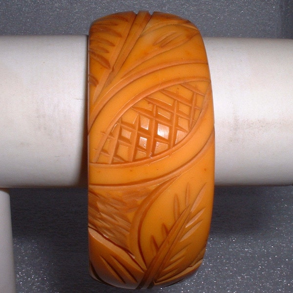 Vintage Bakelite Bangle Carved Caramel 1 1/4" Wide