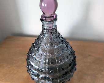 Frasco de perfume de vidrio artístico vintage, gris con relieve, de Yngaren Ikea, con tapón morado.