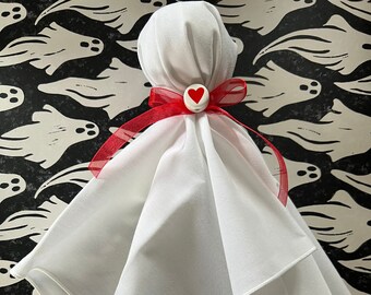 Valentine Ghost, Vintage Linen Hanging Ghost with Heart Charm Detail, Valloween, Valentine's Day, Fabric Ghost Decoration, Halloween