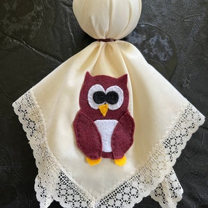 Vintage Leinen hängender Geist, der eine Eule, Halloween, Stoff-Geist-Dekoration hält, gruseliger Halloween-Geist