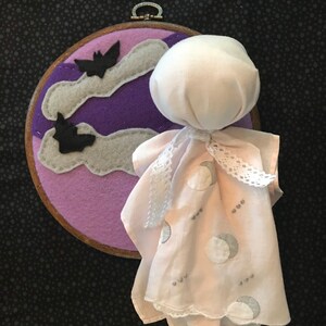 Vintage Linen Ghost on Embroidery Hoop, Halloween, Fabric Ghost Decoration, Spooky Spirit, Night Sky