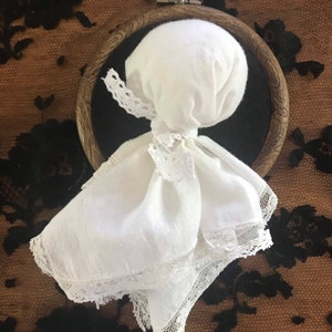 Vintage Leinen Baby Geist auf Stickrahmen, Primitiv, Halloween, Stoff Geist Dekoration, Gruseliger Geist