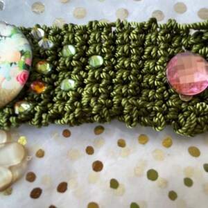 Hand Knits 2 Love  Bracelet Woman Face Flowers Cabochon Glass  Beads Floral Charm Olive Green Crochet Feminine Fashion Gift Feminine Romanti