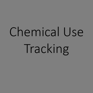 Könnte beinhalten: Grauer Hintergrund mit den Worten "Chemical Use Tracking" in schwarzem Text. Der Text ist zentriert und die Schriftart ist ein einfacher serifenloser Stil. Das Bild ist eine einfache Grafik.