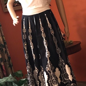 Vintage 1970’s cotton geometric patterned swirl flare skirt rock-a-billy size S/m black white