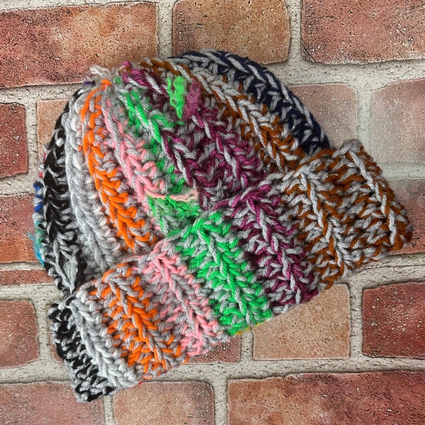 Bonnet unisexe au crochet, bonnet au crochet, bonnet au crochet heureux, bonnet au crochet scrappy, chapeau au crochet unique en son genre pour le plaisir de tout le monde. Votre chapeau préféré