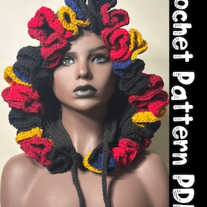 Könnte beinhalten: Ein Häkelmuster-PDF für einen Kapuzenkragen mit Rüschen-Design. Der Kragen ist aus schwarzem, rotem, gelbem und blauem Garn gefertigt.