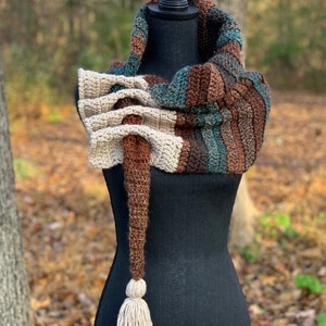 Keyhole Scarf CROCHET PATTERN Ruffle scarf gift for her crochet scarf for winter scarf for fall neck warmer beautiful pattern crochet image 3