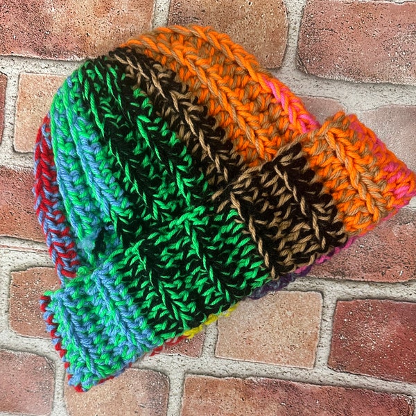 Bonnet unisexe au crochet, bonnet au crochet, bonnet au crochet heureux, bonnet au crochet scrappy, chapeau au crochet unique en son genre pour le plaisir de tout le monde. Votre chapeau préféré