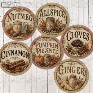 Op de afbeelding: Vijf ronde labels met vintage-stijl illustraties van specerijen. Elk label toont de naam Nutmeg, Allspice, Cloves, Cinnamon, Pumpkin Pie Spice of Ginger, vergezeld van tekeningen van de specerijen, potten en herfstbladeren.