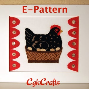 Könnte beinhalten: Ein gerahmtes schwarzes und weißes Nadelbild einer Henne, die in einem Korb sitzt, mit rotem und weißem Knopfbesatz. Der Rahmen trägt den Text "E-Pattern" und "CgkCrafts" in Rot.