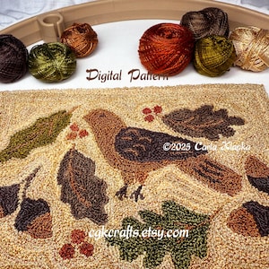 Puede incluir: Una alfombra detallada y texturizada con un diseño de pájaro y hojas, rodeada de madejas de hilo de varios colores. La alfombra presenta un pájaro marrón con detalles en marrón oscuro, rodeado de hojas verdes y marrones y bayas rojas. El texto "Digital Pattern" es visible.