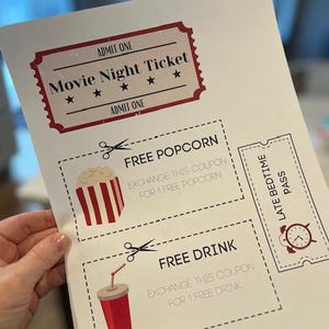 以下が含まれることがあります： 映画の夜チケット、赤と白のチケットデザイン、ポップコーンクーポン、ドリンククーポン付き。チケットには「Movie Night Ticket」と「Admit One」の文字が書かれています。クーポンにはハサミのアイコンがあり、「Free Popcorn」と「Free Drink」と書いてあります。