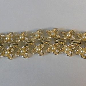 Vintage CORO Gold Tone Faux Pearl Flower Bracelet  7&quot;