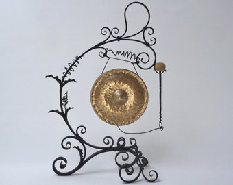Arts & Crafts giant antique gong, wrought iron and solid brass, in the style of Townshends of Birmingham, 1890s ca, English