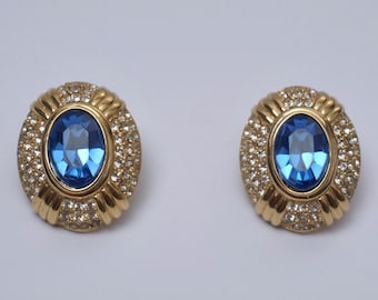 Para zabytkowych kolczyków w stylu Oscara de la Renty, sygnowanych, złoconych z niebieskimi i przezroczystymi kryształkami, lata 80. XX wieku, amerykańskie, w pudełku prezentowym