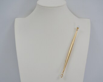 Butler & Wilson vintage gigantyczna szpilka pozłacane berło cyrkonie i sztuczne perły lata 80. XX wieku ca angielski