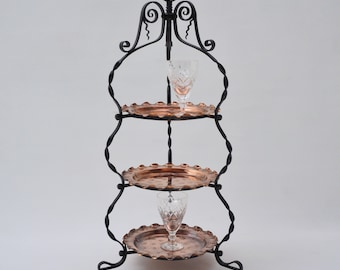 Antyczny stojak na ciasto w stylu Arts and Crafts, stolik boczny, styl Townshends of Birmingham, kute żelazo i miedziane tace, ok. 1900 r., angielski