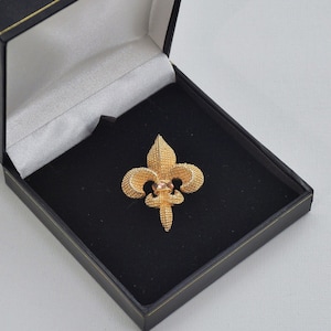 Sphinx vintage pin brooch Fleur de Lis, gold plated & garnet cabochons, 1950s ca, English, with gift box