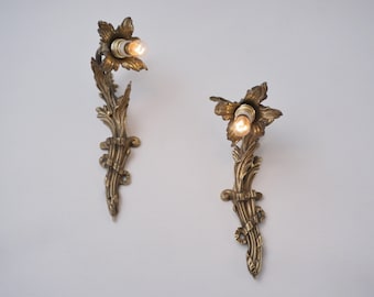 Para antycznych kinkietów w stylu secesyjnym, dekoracja z motywem lilii w złoconym brązie, ok. 1890 r., francuskie, odnowione