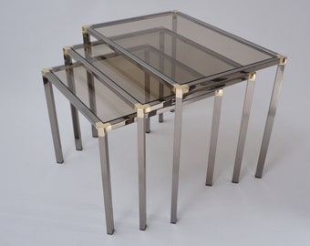 Zestaw stolików Kesterport dla Harrods w stylu vintage, polerowany chrom w odcieniu grafitu i złocona metalowa rama ze szkłem dymionym, lata 80. XX wieku, ok.