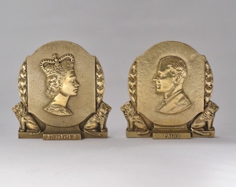 Pamiątkowe, zabytkowe podpórki do książek z okazji koronacji królowej Elżbiety II i księcia Filipa, brąz złocony, 1953 r.