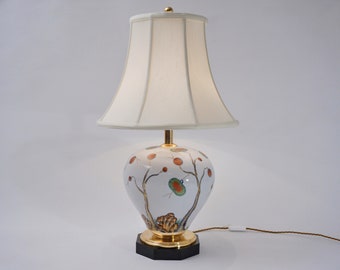 Lampa porcelanowa Giulia Mangani w stylu chinoiserie, malowana ręcznie i złocona motywem liczi, 70 cm, oryginalny klosz, lata 50. XX wieku, włoska – rewirowana