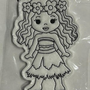 Op de afbeelding: Een witte vilt applique van een meisje met lang golvend haar dat een bloemenkrans en een grasrok draagt. De applique is zwart omlijnd.