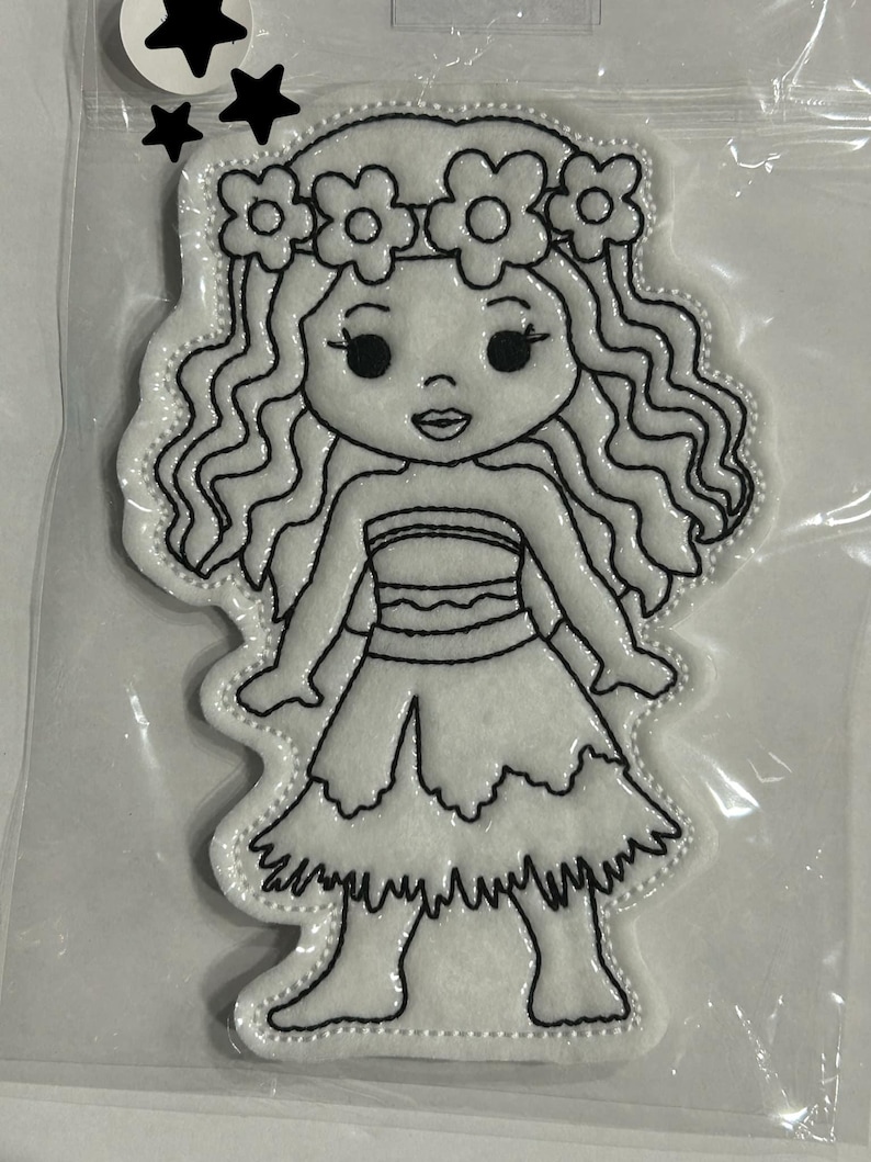 Op de afbeelding: Een witte vilt applique van een meisje met lang golvend haar dat een bloemenkrans en een grasrok draagt. De applique is zwart omlijnd.