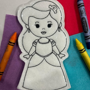 Pu&ograve; includere: Una bambola principessa di feltro bianco pronta per essere colorata. La bambola ha una corona, capelli lunghi, un vestito e un viso dolce.