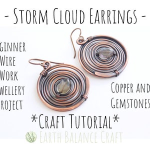 Könnte beinhalten: Kupferdraht-Ohrringe mit einem Edelstein in der Mitte. Die Ohrringe haben die Form einer Spirale. Das Bild enthält den Text "STORM CLOUD EARRINGS", "BEGINNER WIRE WORK JEWELLERY PROJECT", "COPPER AND GEMSTONES" und "*CRAFT TUTORIAL* EARTH BALANCE CRAFT".