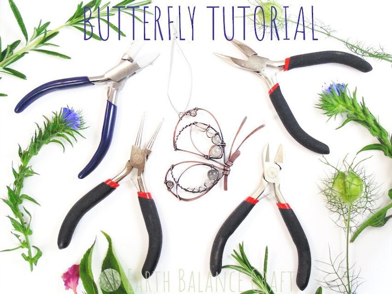 K&ouml;nnte beinhalten: Nahaufnahme von vier verschiedenen Zangen, die f&uuml;r die Schmuckherstellung verwendet werden. Die Zangen befinden sich auf einem wei&szlig;en Hintergrund mit gr&uuml;nen Pflanzen und Blumen. Der Text "BUTTERFLY TUTORIAL" befindet sich oben im Bild.