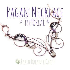 Könnte beinhalten: Eine Halskette aus Kupferdraht mit einem filigranen, wirbelnden Design. Die Halskette ist mit Amethyst-, Schwarzonyx- und Mondsteinperlen verziert. Die Halskette ist mit "Pagan Necklace *Tutorial*" und "Earth Balance Craft" beschriftet.