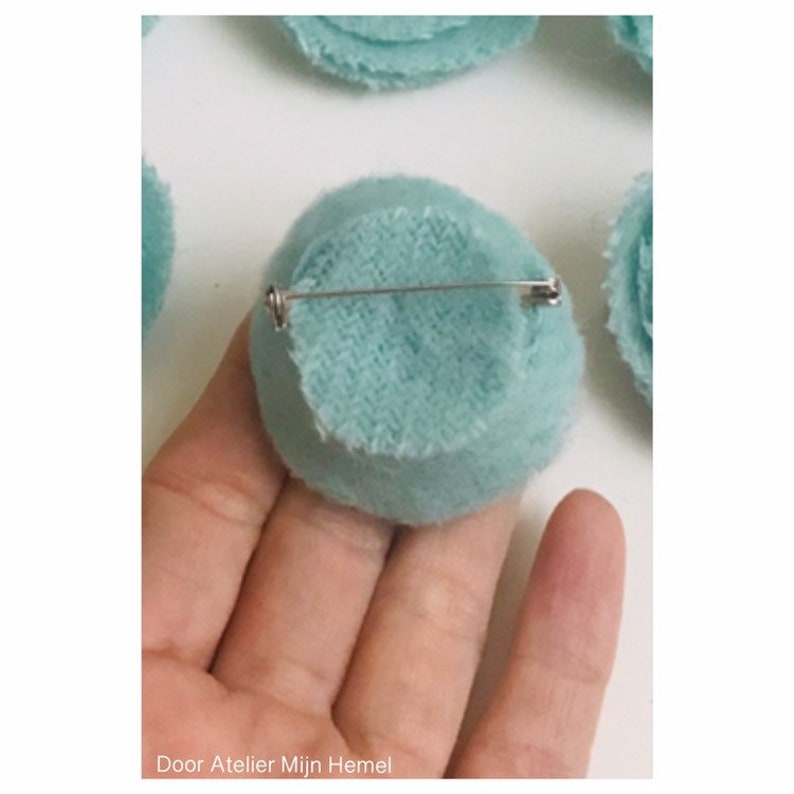Wollige broche met bloemen.
