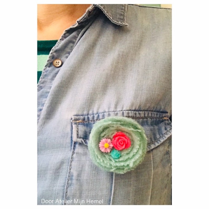 Wollige broche met bloemen.