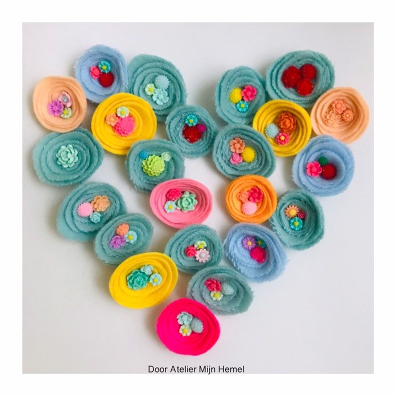 Wollige broche met bloemen.