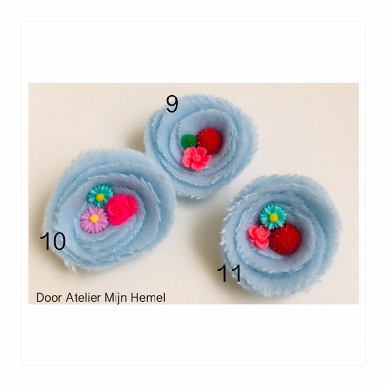 Wollige broche met bloemen.