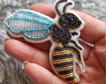 Embroidered bee brooch - gold embroidery.