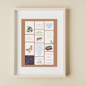 Può includere: Una stampa artistica da parete incorniciata che presenta una griglia di dodici pannelli rettangolari su uno sfondo color terracotta. I pannelli contengono varie illustrazioni tra cui un'anatra, un cavallo, una barca, libri, occhiali e motivi floreali.